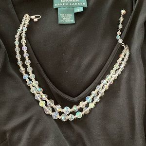 Stunning aurora borealis necklace. Pretty colors which change with the light.